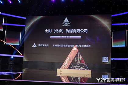 在客厅做瑜伽的小姨子
